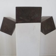 Würfelspaltung 5-10, 2010. Eisen brüniert, 24 x 44 x 20 cm.